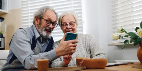 Un couple de sénior considérant les options d'aide à domicile ou maison de retraite
