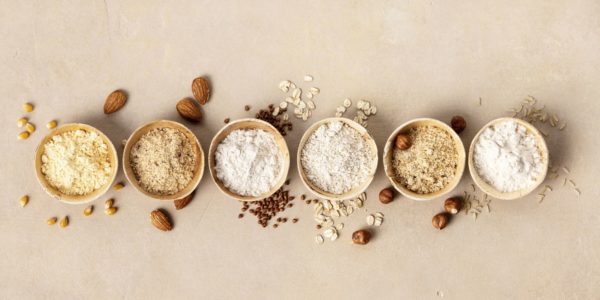 Des paquets de farine avec mites alimentaires