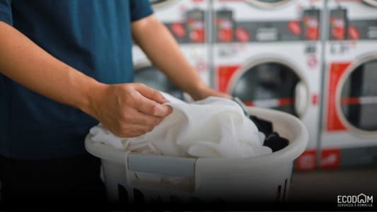 Une personne tenant une panière contenant du linge avec un repassage à domicile en Suisse