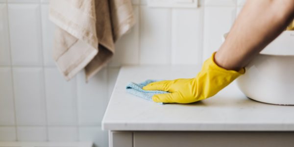 Travail domestique exécuté par une femme de ménage