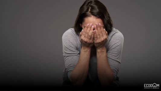 Une femme subissant précarité et inégalités à cause du travail au noir