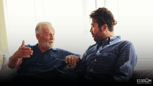 Un sénior discutant avec une aide à domicile pour savoir comment rester à domicile en toute sécurité