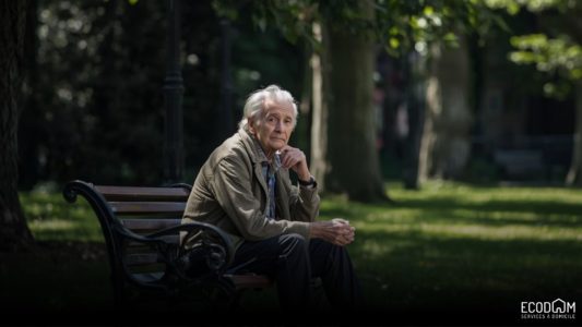 Une personne agée se demandant s'il doit prendre une aide domicile ou aller en EMS.