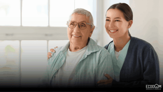 Une aide à domicile avec une approche humaine accompagnant une sénior