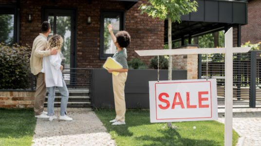 Une maison en vente, bien nettoyée, pour recevoir les visites des potentiels acheteurs.