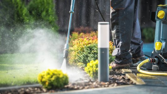 Nettoyage du jardin lors d'un ménage de printemps